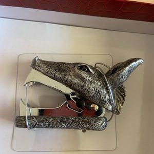 Horse head staple remover